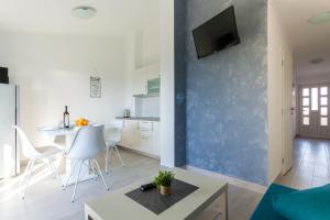 TV a/nebo společenská místnost v ubytování Apartments Didi