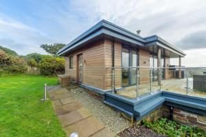 Una pequeña casa con terraza y vista. en Teyr Mor Cliff, en St. Agnes
