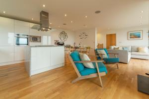 a kitchen and living room with a table and chairs at Teyr Mor Cliff in St. Agnes