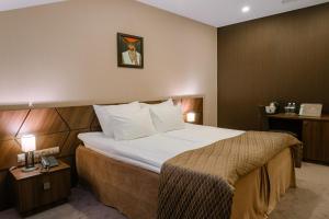 Una cama o camas en una habitación de Diplomat Hotel