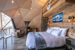 Postel nebo postele na pokoji v ubytování Alpin D'Hôme Hôtel & Spa