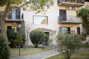 un edificio de apartamentos con balcones y patio en B&B Etna Europa en San Gregorio di Catania