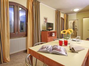 una habitación con una mesa con un libro. en Splendid holiday home in Soiano del lago with furnished patio, en Soiano del Lago