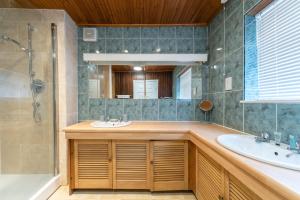 een badkamer met een wastafel, een douche en een spiegel bij Thy Grace 3 Bedroom 2 Shower Room Central Location in Hull