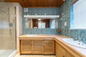 a bathroom with a sink and a shower and a mirror at Thy Grace 3 Bedroom 2 Shower Room Central Location- Newland Ave in Hull +39 photos