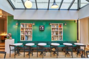 パリにあるLe Basile Hôtelの緑の壁の図書室