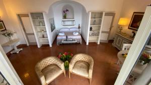 an overhead view of a living room with a bed and chairs at Villa Don Mimì Guarnaschelli la dependace in Taormina