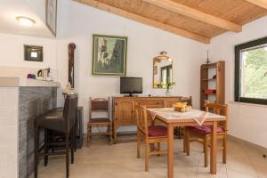 comedor con mesa y TV en Apartments Kalas, en Dubrovnik