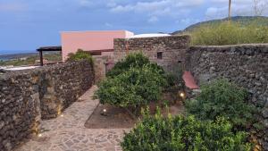 kamienna ściana z drzewami i budynek w obiekcie Horizon Pantelleria w mieście Pantelleria
