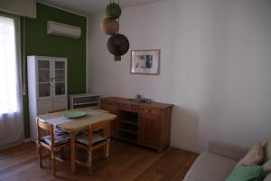un soggiorno con tavolo e divano di GetTheKey Duse Apartment a Bologna