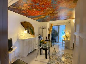 a living room with a ceiling with a painting on it at Villa Don Mimì Guarnaschelli la dependace in Taormina