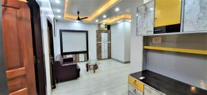 sala de estar con pasillo y ventilador de techo en DORA HOUSE, en Calcuta