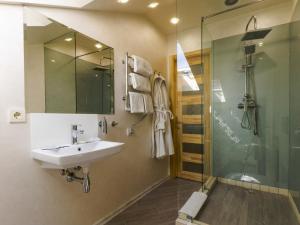 bagno con lavandino e doccia di CityApartments Kyiv Maidan a Kiev