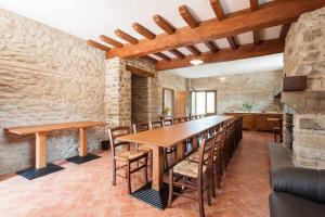 サンセポルクロにあるVilla Cantone e SPA piscina privataの木製テーブルと椅子が備わる広い客室です。