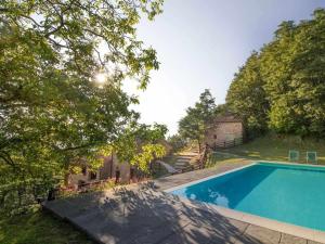 una vista aérea de una piscina en un patio en Villa Vallorsaia con piscina privata, en Sansepolcro