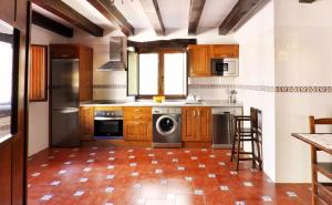 una cucina con armadietti in legno ed elettrodomestici in acciaio inossidabile di Casa rural Barbenea a Oronoz-Mugaire