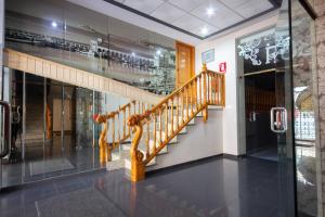 una escalera en un edificio con puerta de cristal en Hotel Rosi, en Benicarló