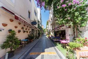 een lege straat met tafels en stoelen in een stad bij Tayahatun Hotel in Istanbul