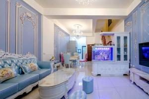 五結鄉的住宿－維瑜的家三館，客厅设有蓝色的沙发和鱼缸