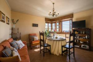 een woonkamer met een tafel en een bank bij Bellavista in Cortona