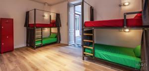 Poschodová posteľ alebo postele v izbe v ubytovaní The Yard Hostel