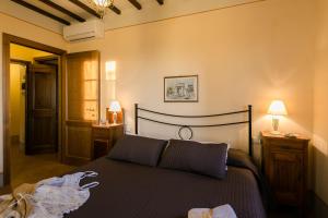 een slaapkamer met een bed en twee nachtkastjes met lampen bij Bellavista in Cortona