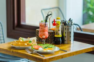 uma mesa com dois pratos de comida e uma bebida em SOLEIL BOUTIQUE em Hue