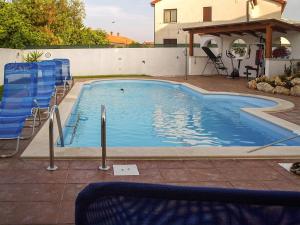 Bazén v ubytování Apartments Biserka in Banjole nebo v jeho okolí