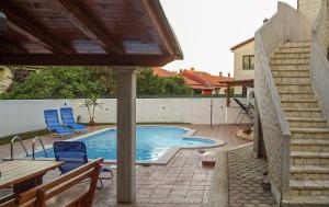 Bazén v ubytování Apartments Biserka in Banjole nebo v jeho okolí