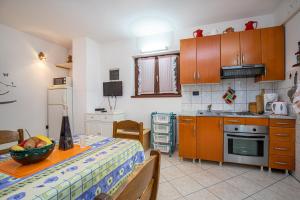 Kuchyň nebo kuchyňský kout v ubytování Apartments Biserka in Banjole