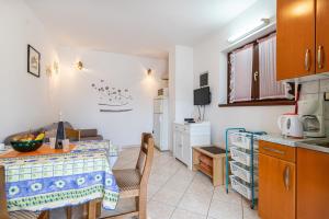 Kuchyň nebo kuchyňský kout v ubytování Apartments Biserka in Banjole