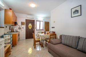 Kuchyň nebo kuchyňský kout v ubytování Apartments Biserka in Banjole