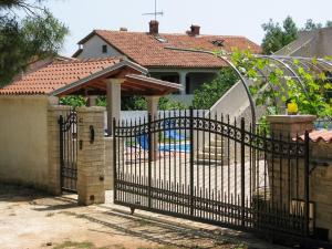 Bazén v ubytování Apartments Biserka in Banjole nebo v jeho okolí