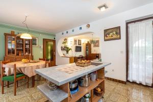 Kuchyň nebo kuchyňský kout v ubytování Apartments Biserka in Banjole