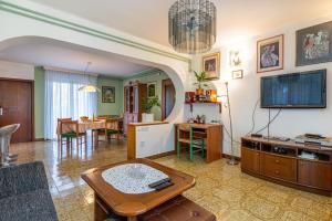 TV a/nebo společenská místnost v ubytování Apartments Biserka in Banjole