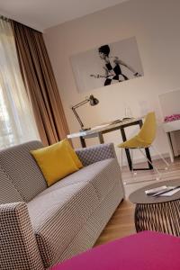 ein Wohnzimmer mit einem Sofa und einem Tisch in der Unterkunft Hotel Indigo - Dusseldorf - Victoriaplatz, an IHG Hotel in Düsseldorf