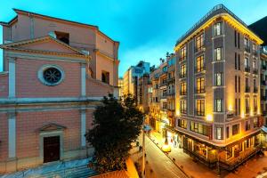 une rue de la ville avec des bâtiments et une tour de l'horloge dans l'établissement Santa Ottoman Hotel, à Istanbul