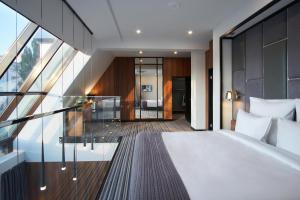 una camera con un grande letto e un balcone di ARKA Hotel by Ginza Project a Rostov sul Don