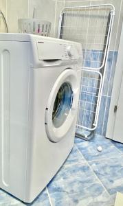 una lavatrice in una lavanderia con carrello di Apartmani Stella a Drage