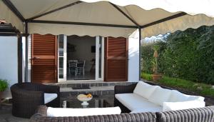 A seating area at Large and bright 6-bed villa with parking in San Foca