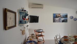 A television and/or entertainment centre at Large and bright 6-bed villa with parking in San Foca