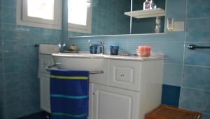 A kitchen or kitchenette at Large and bright 6-bed villa with parking in San Foca Még 15 kép