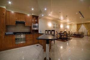 A kitchen or kitchenette at Al Rashid Residence