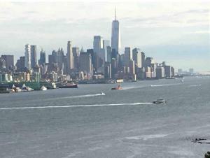 Blick auf die Stadt vom Wasser mit einem Boot in der Unterkunft 5patio 4 Enjoywnyeasy Commuterparkanywhether in West New York