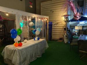 einen Tisch mit Ballons auf einem Zimmer in der Unterkunft 5patio 4 Enjoywnyeasy Commuterparkanywhether in West New York