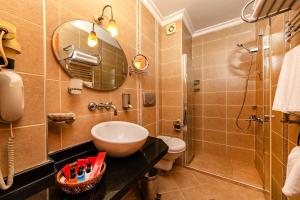 Koupelna v ubytování Santa Ottoman Hotel