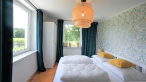 sypialnia z 2 łóżkami i oknem w obiekcie Młyn nad Sarenką 