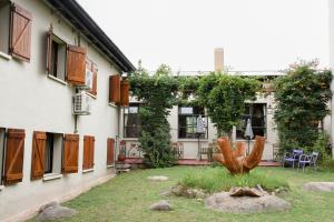 un jardín frente a un edificio con un cactus en Hotel Tafí en Tafí del Valle