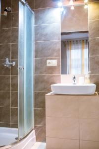 La salle de bains est pourvue d'un lavabo et d'une douche. dans l'établissement Pokoje Gościnne u Meresa, à Żywiec
