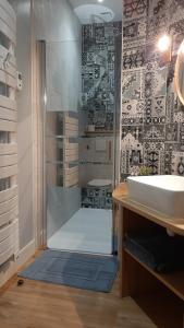 La salle de bains est pourvue d'une douche et d'un lavabo blanc. dans l'établissement La Levriere d'Arc les Gray Chambre D'hotes, 